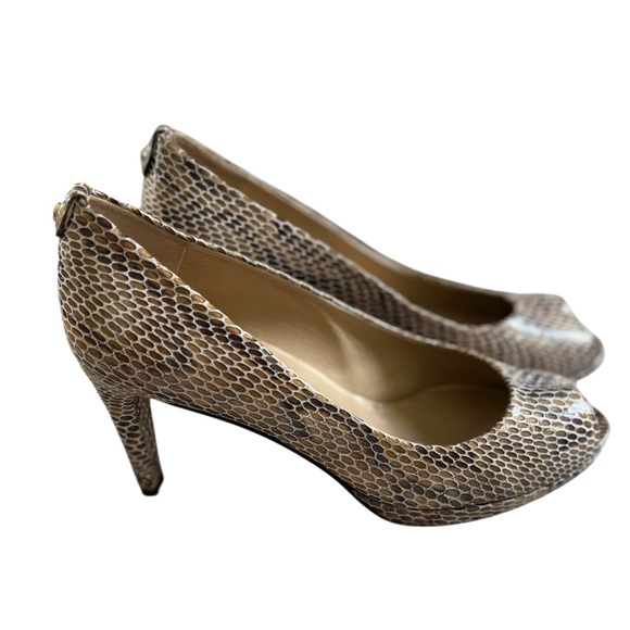 Stuart Weitzman Logo Plainfield Peep Toe Pumps Size 11W - Picture 1 of 6